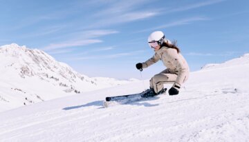 © ARMIN WALCHER Scaitrice su una pista innevata. | © ARMIN WALCHER